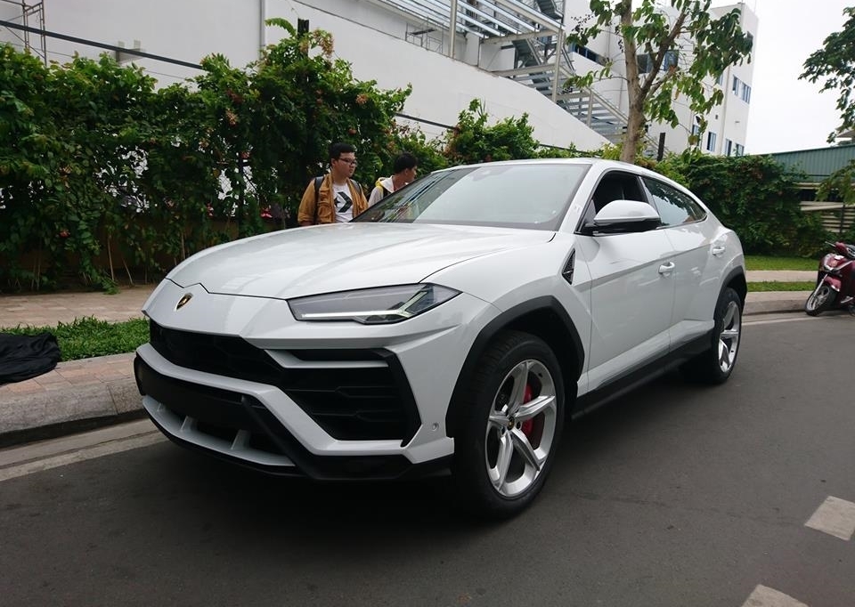 Đại gia Việt chịu chơi bỏ chục tỷ sắm siêu xe 'bò vàng' Lamborghini