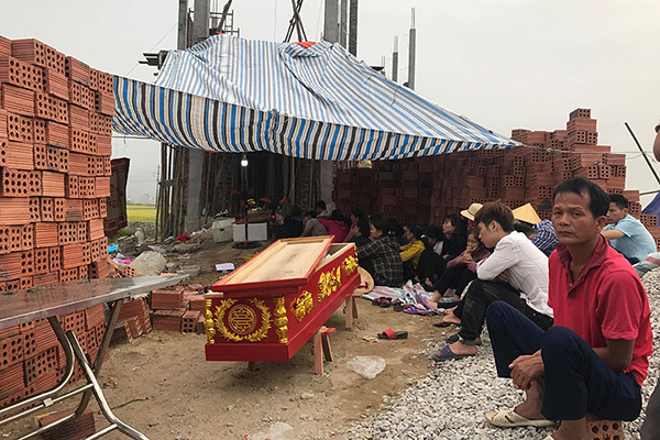 Tấn công bạn nợ tử vong, người thân mang quan tài đặt trước nhà