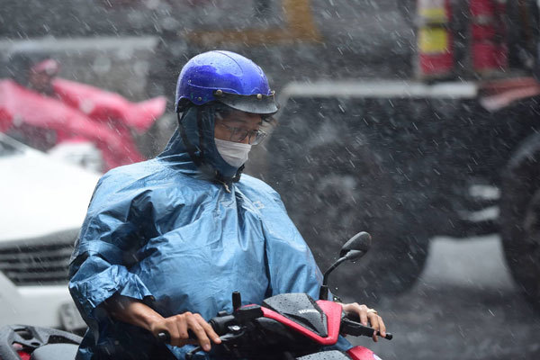 Sau nắng nóng 40 độ, Sài Gòn đón mưa vàng 'giải nhiệt'