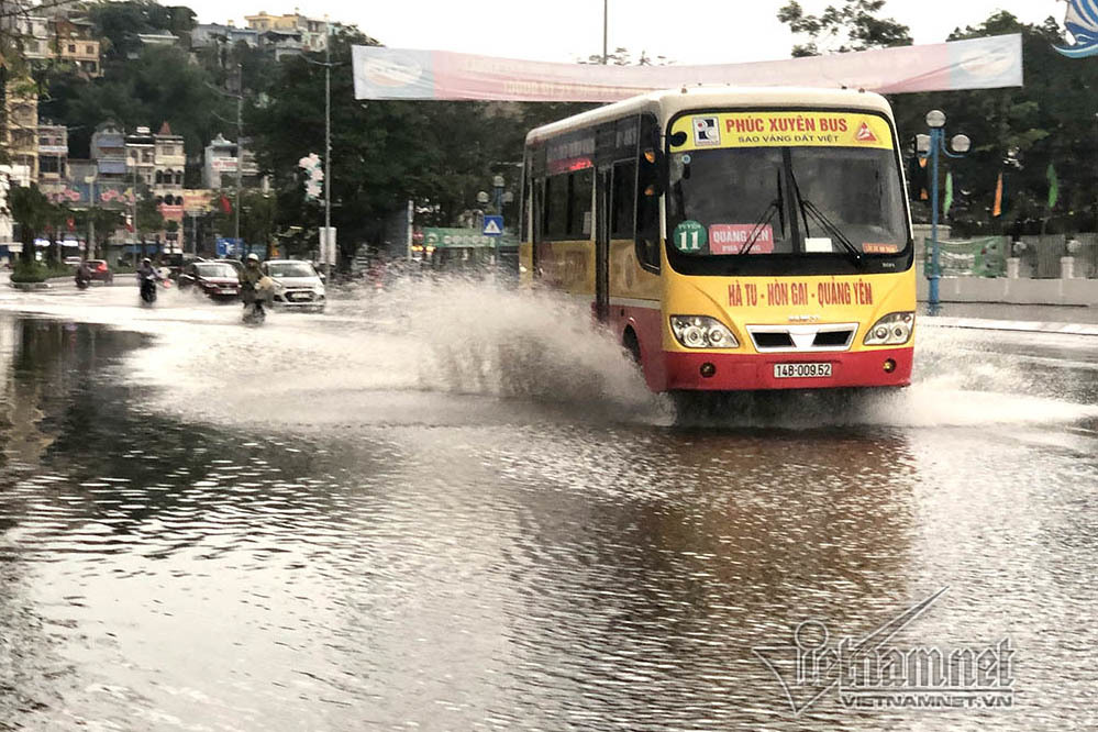 Mưa lớn 1 tiếng, phố biển Hạ Long ngập lút vỉa hè