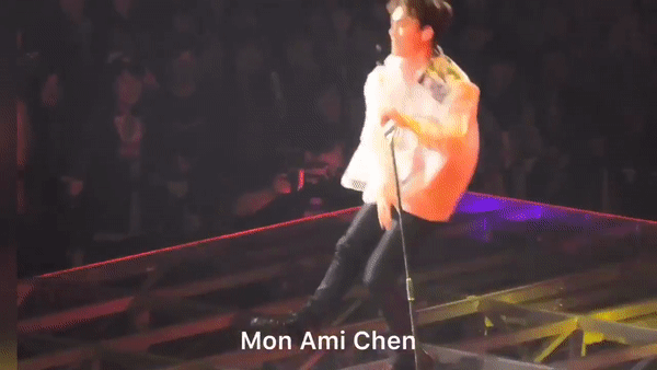 Mỹ nam ứng biến nhanh khi ngã bổ nhào trên sân khấu