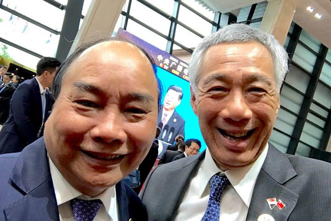 Thủ tướng Lý Hiển Long đăng ảnh 'wefie' cùng Thủ tướng Nguyễn Xuân Phúc