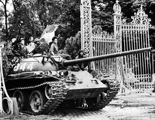 Một trong những hình ảnh nổi tiếng nhất của Dinh Độc Lập là xe tăng được đỗ trước cổng. Bức ảnh này ngay lập tức khiến cho những người yêu thích lịch sử thổn thức. Hãy truy cập ngay để thấy vẻ đẹp lịch sử của đất nước được tái hiện một cách hoành tráng.