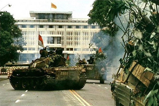 Đổ cổng Dinh Độc Lập: Hình ảnh đổ cổng Dinh Độc Lập sẽ đem đến cho bạn một trải nghiệm tuyệt vời về sự kiên cường của nhân dân Việt Nam và đất nước trong cuộc đấu tranh giành độc lập và tự do. Sự kiện này được coi là một bước ngoặt lịch sử quan trọng của dân tộc Việt Nam.