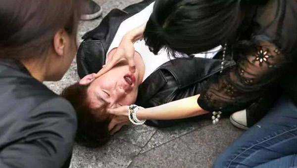 Thanh niên 27 tuổi đột quỵ trong phòng họp vì 3 thói xấu người Việt hay mắc