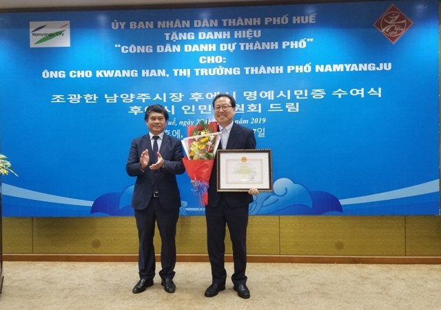 Hue city bestows honorary citizenship upon RoK national