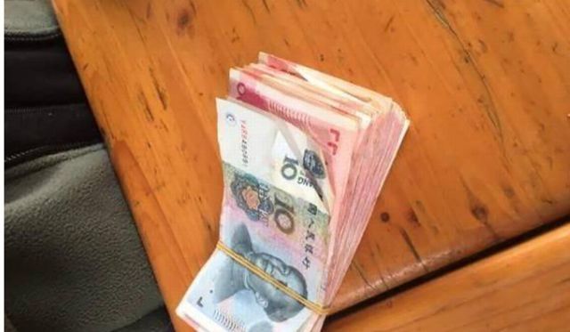 Du khách Trung Quốc ném 35 triệu đồng vào chuồng cho hươu ăn