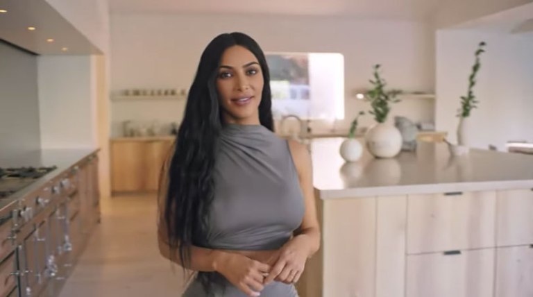 Có gì bên trong ngôi nhà 60 triệu đô của vợ chồng Kim Kardashian