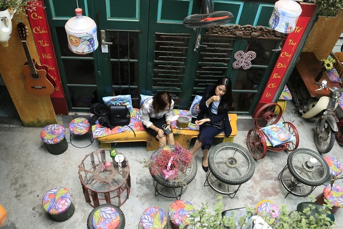 Lạ Hà Nội: Tây ồ ạt kéo đến quán cà phê 'đổ nát'