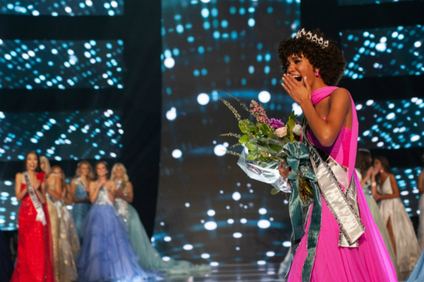 Thiếu nữ tóc xù đăng quang Miss Teen USA 2019