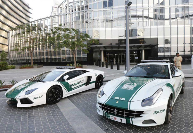 Choáng ngợp trước dàn siêu xe đắt đỏ của cảnh sát Dubai