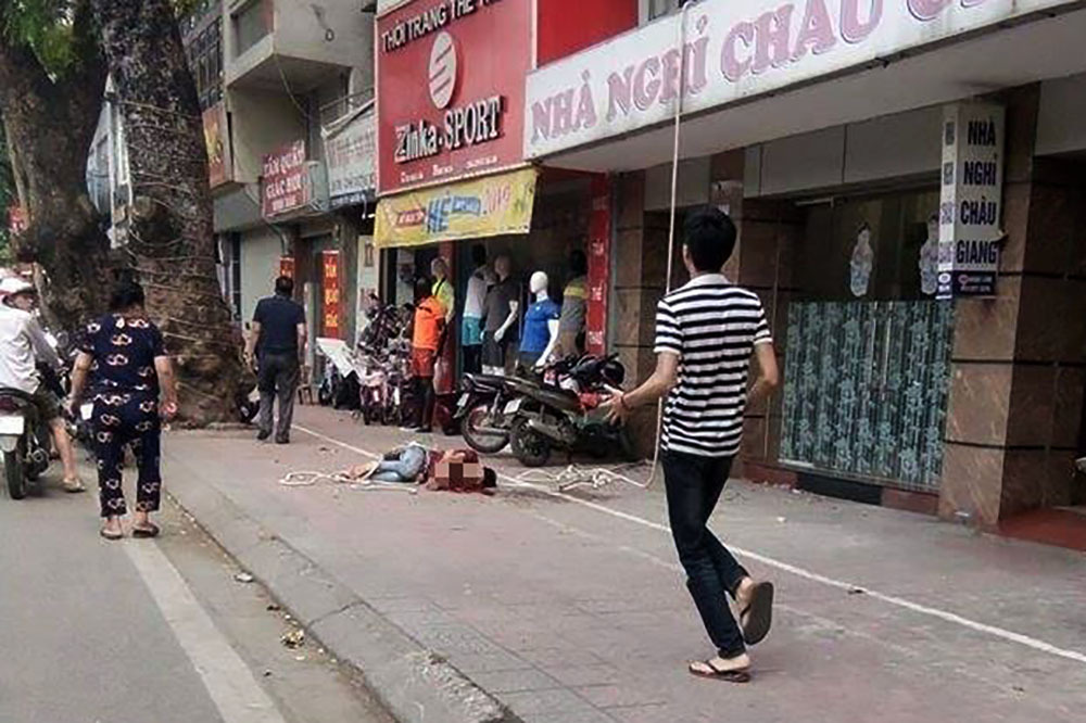 Hà Nội: Thợ sửa điều hòa nhà nghỉ ngã từ tầng 4 tử vong
