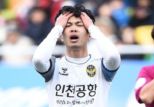 Công Phượng mất chỗ Incheon United: Thầy chê, đồng đội quay lưng...