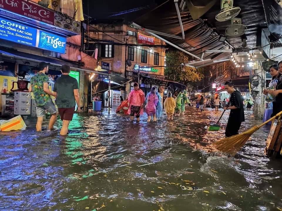 Hà Nội mưa cực to giữa kỳ nghỉ lễ, nửa đêm rẽ sóng về nhà