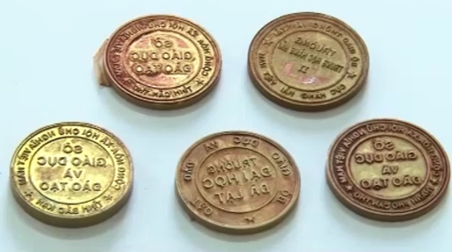 2 anh em làm giả 1 tấn phôi bằng, 1.200 con dấu trường học