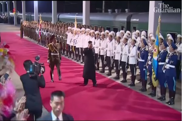 Người Triều Tiên ra ga tàu đón chào Chủ tịch Kim Jong Un