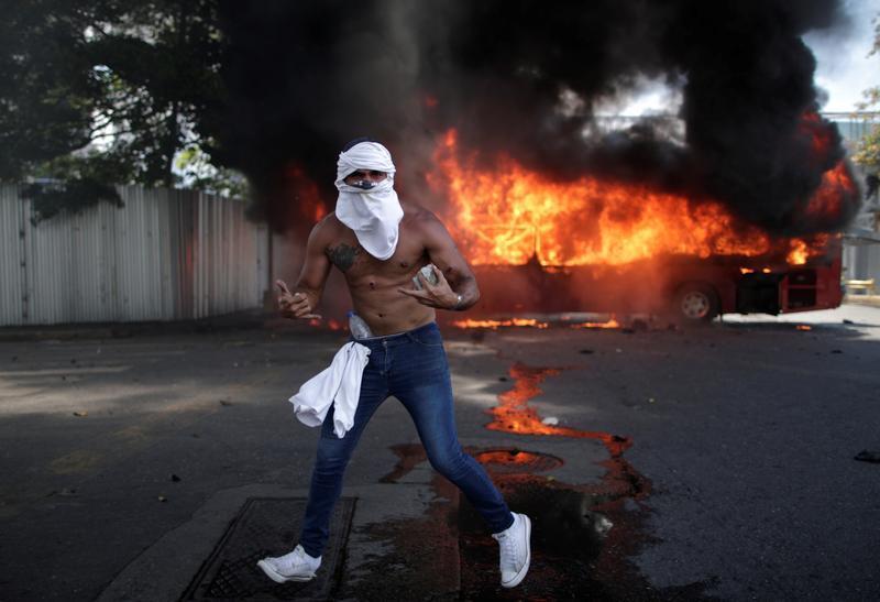 Đụng độ ở Venezuela, hàng chục người bị thương