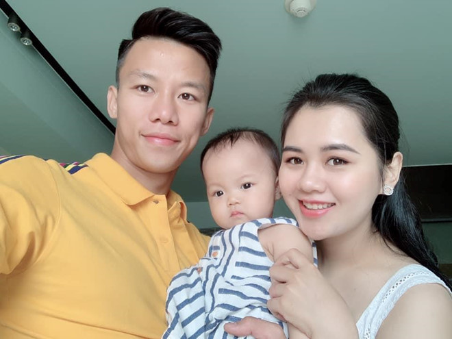 Cầu thủ Việt trong kỳ nghỉ lễ: Hồng Duy dọn rác, Ngọc Hải ở bên vợ con