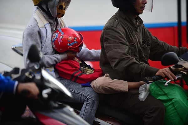 Trẻ em mệt nhoài theo cha mẹ trở lại Sài Gòn sau lễ