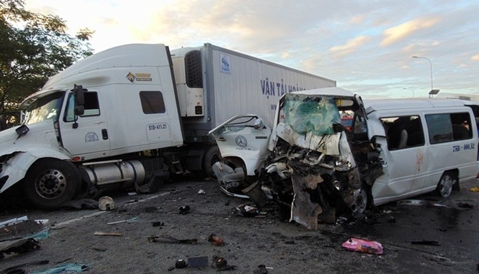 Những vụ lái xe sang Mercedes gây tai nạn kinh hoàng