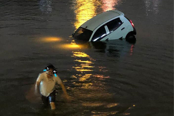 Ô tô lao xuống hồ Linh Đàm lúc nửa đêm, dưới chân tòa HH