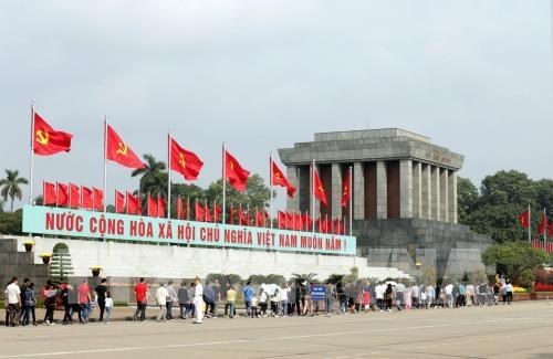 Over 45,000 people pay tribute to President Ho Chi Minh