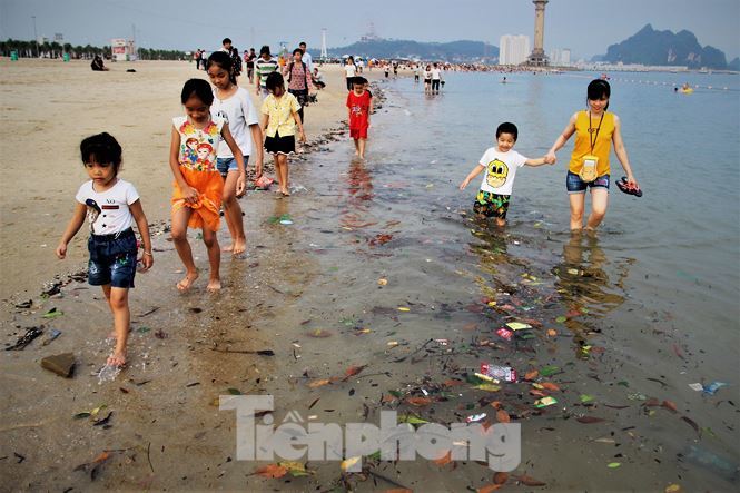 Rubbish-covered beach in Ha Long crowded on holiday