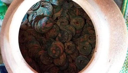 Nghệ An: Đào móng nhà vớ được hũ tiền cổ báu vật