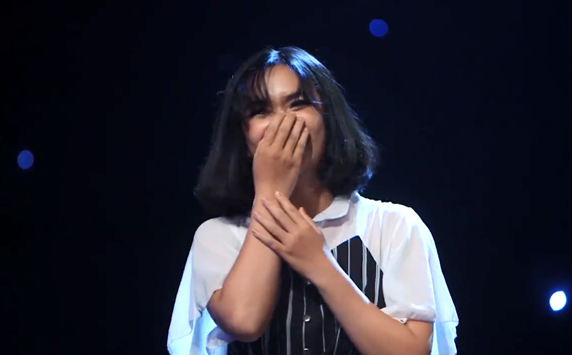 Vừa thấy mặt, nam MC đã bắt cô gái kém 6 tuổi phải nói: 'Em yêu anh'