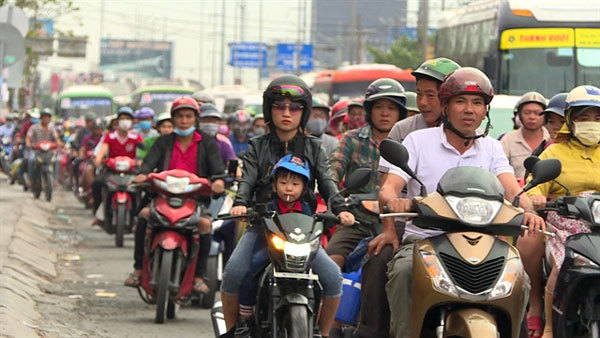 Heavy holiday traffic blocks highways into Hanoi, HCM City