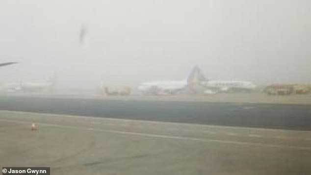 Sương mù dầy đặc, hai máy bay đâm nhau