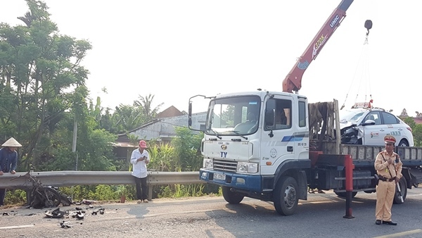 Taxi húc văng xe máy gãy đôi, người đàn ông chết thảm