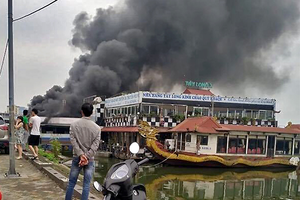 Cháy nhà hàng nổi ở Hồ Tây, cột khói đen kịt