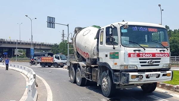 Đà Nẵng: Xe bồn va chạm với xe máy, 2 phụ nữ nguy kịch