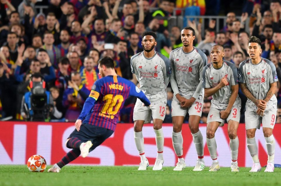 Messi 'ăn gian' trước khi sút phạt tung lưới Liverpool