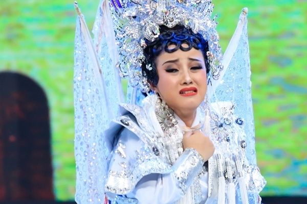 'Truyền nhân 4 đời hát bội' mặc cảm ít học, làm mẹ đơn thân ở tuổi 23