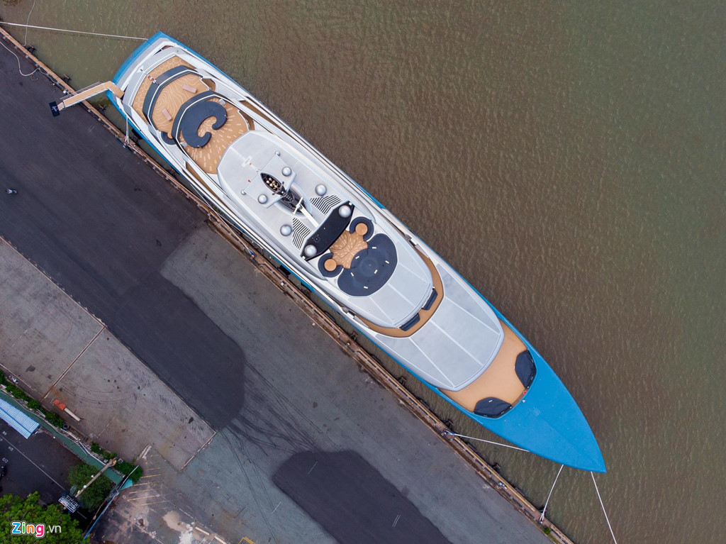 Cận cảnh siêu du thuyền 150 triệu USD đậu trên sông Sài Gòn