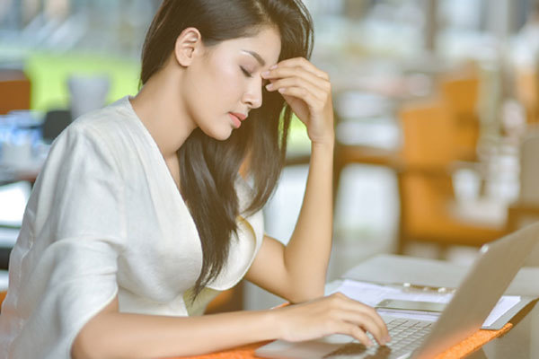 8 tiếng ngồi văn phòng tổn hại sức khỏe ra sao?