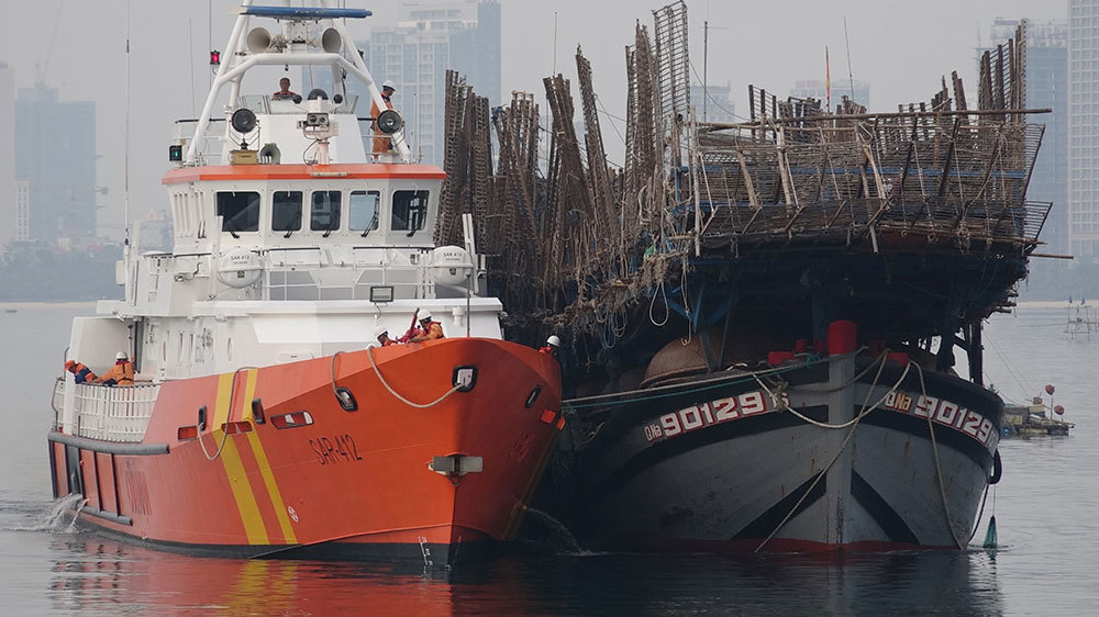 Vượt sóng trong đêm cứu 52 ngư dân gặp nạn ở Hoàng Sa