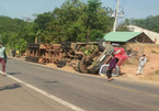 Xe container lật ở Bình Phước, đè chết 2 người đi đường