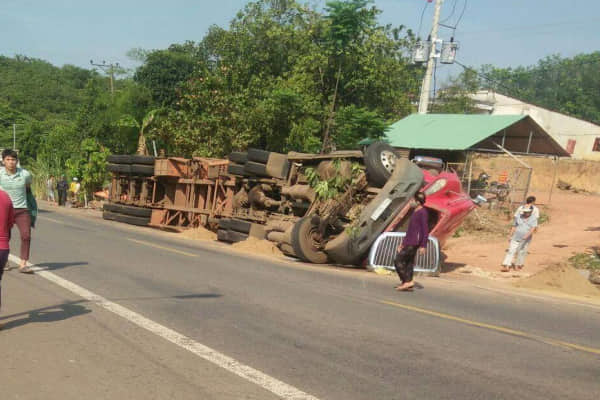 Xe container lật ở Bình Phước, đè chết 2 người đi đường