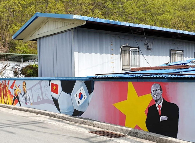 Park Hang-seo’s home adorned with Vietnamese football murals