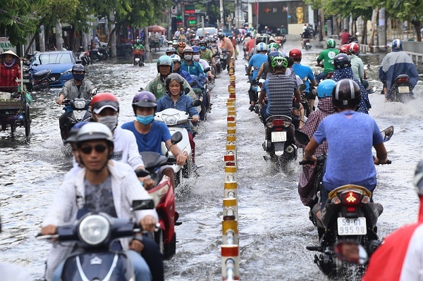 Mưa sầm sập hơn 30 phút ở Sài Gòn, đường lại thành sông