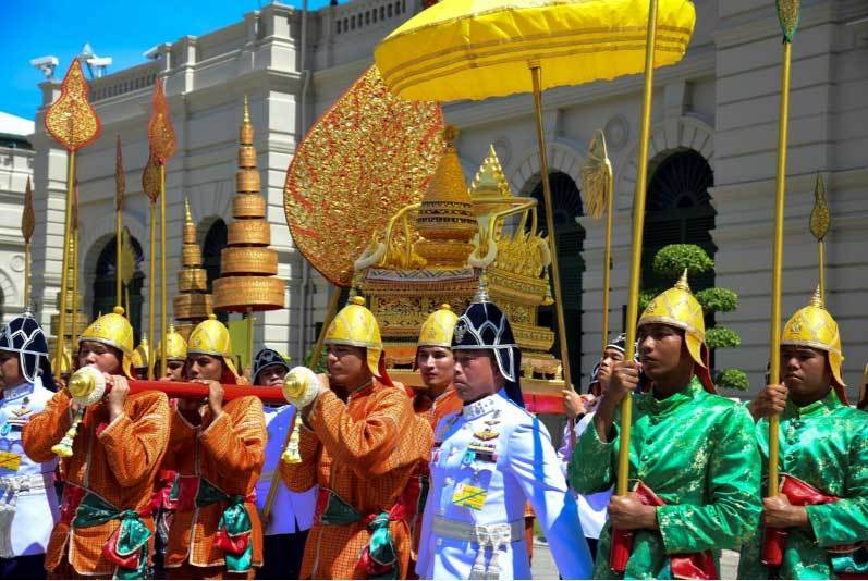 Xem rước bảo vật trước lễ đăng cơ của Vua Thái Lan