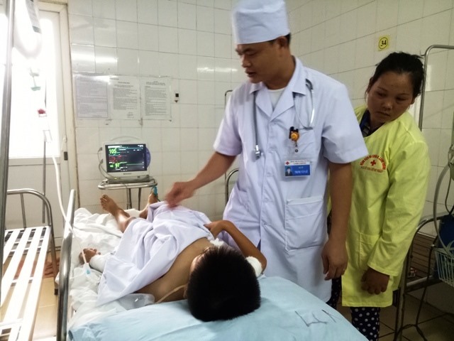 Bế trò đi cấp cứu, cô giáo Thanh Hóa không biết em đã chết