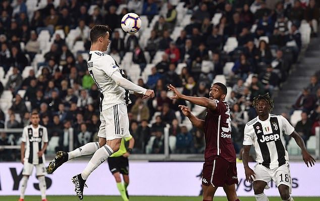 Ronaldo ghi bàn giải cứu Juventus