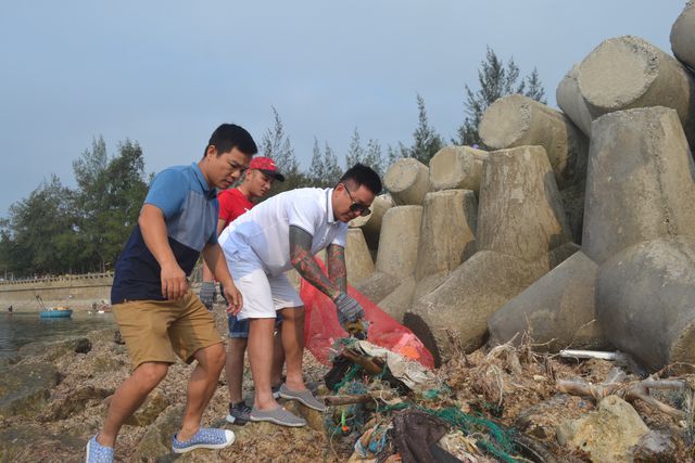 Hundreds of people gather litter on Ly Son Island