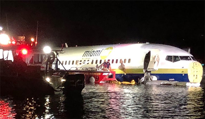 Máy bay chở 142 người lao xuống sông ở Florida