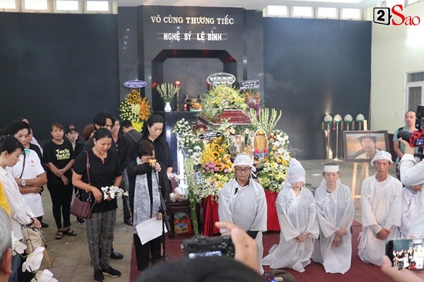 Vợ cũ và các con của cố nghệ sĩ Lê Bình xót xa nhìn linh cữu được đưa đi hỏa táng