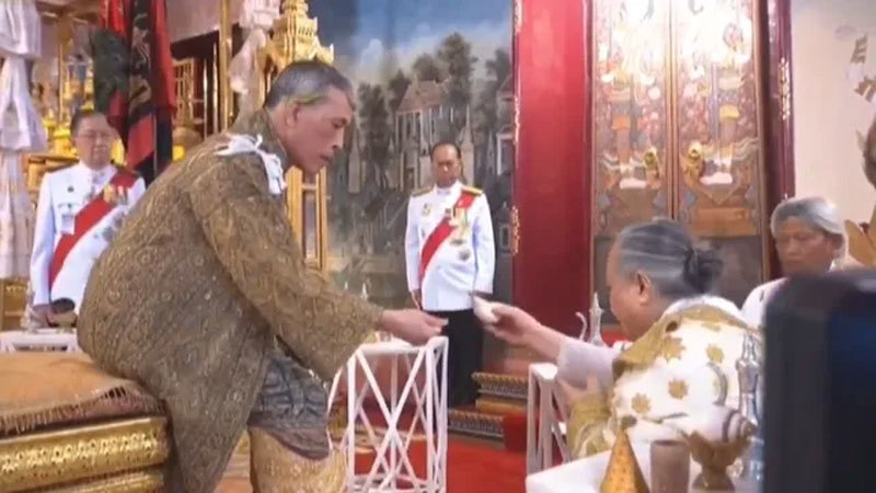 Hình ảnh Vua Thái Lan thực hiện nghi thức Quán đỉnh